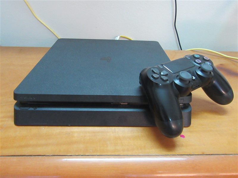 PlayStation 4 Slim (500GB) — Ansicht 3